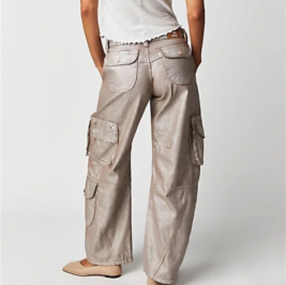 Free People Lap Of Luxury Metallic Gold Barrel Cargo Jeans Size 32 - Picture 2 of 3